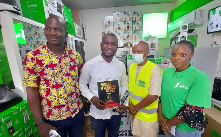  Cérémonie des médias AWARDS GUINÉE : le Comité d’organisation reçoit des cadeaux offerts par SYINIX